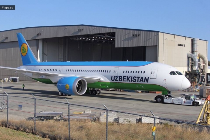 Dreamliner на заводе Boeing в окраске Uzbekistan Airways